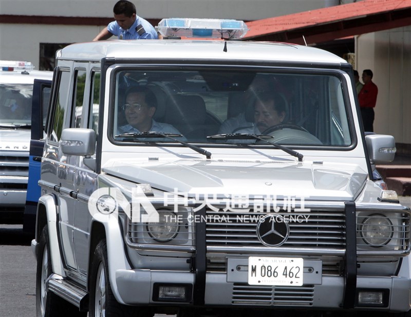 時任總統陳水扁(左)2007年出訪中美洲,尼加拉瓜總統奧蒂嘉(右)親自開車送陳水扁到機場。(中央社檔案照片)