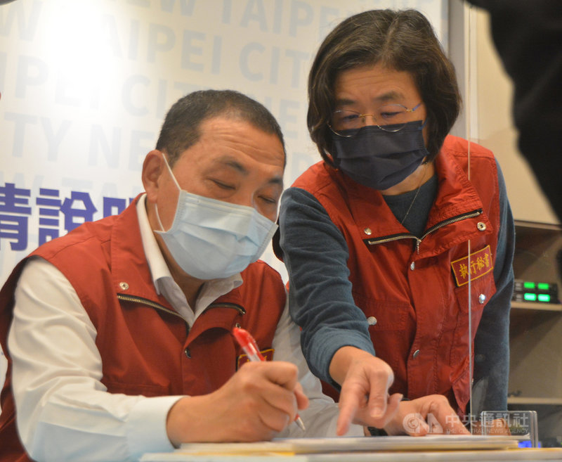 已離職中研院P3實驗室人員確診COVID-19(2019冠狀病毒疾病),新北市長侯友宜(左)、衛生局長陳潤秋(右)10日上午舉行疫情說明會。中央社記者黃旭昇新北攝 110年12月10日
