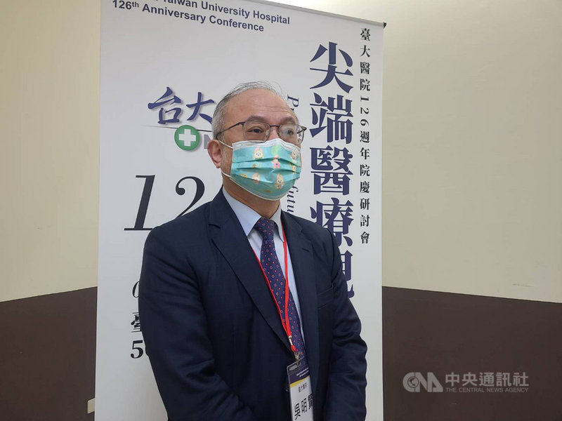 台大醫院院長吳明賢11日出席院慶研討會時表示,中研院P3實驗室人員染疫案應是單一事件,推測是人員穿脫防護衣時沒注意,導致病毒污染環境,所幸接觸者均陰性,有望度過危機。中央社記者張茗喧攝 110年12月11日