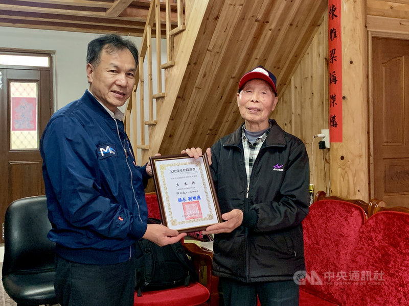 大木作匠師陳元元(右)今年10月獲連江縣政府公告,為文化資產保存技術並認定為保存者,11日下午接受縣長劉增應(左)頒發證書。中央社記者邱筠攝 110年12月11日