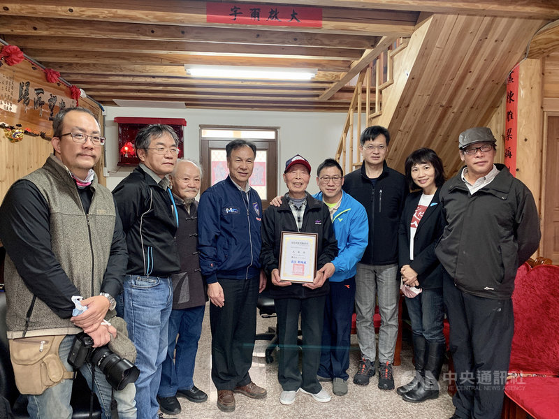 連江縣長劉增應(左4)11日前往大木作匠師陳元元(左5)位於介壽村的自宅建築,頒發連江縣文化資產登錄證書給陳元元,陳元元家屬等人也在場見證。中央社記者邱筠攝 110年12月11日