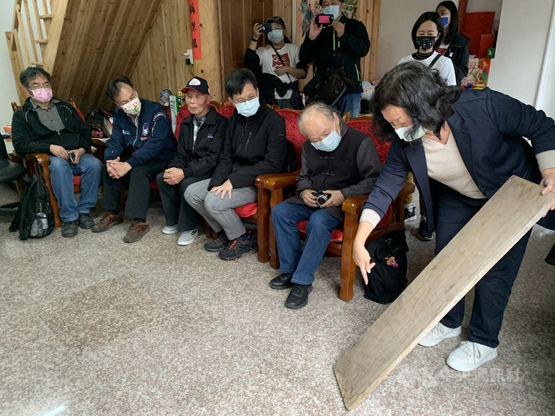 馬祖匠師陳元元(左3)獲連江縣政府公告登錄為連江縣文化資產保存技術並認定為保存者,11日由縣長劉增應(左2)親自授證,調查研究者林宜君(右)現場並分享說明陳元元作業時曾使用過的圖板。中央社記者邱筠攝 110年12月11日