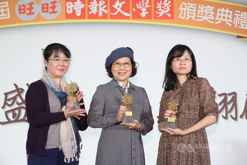 第42屆時報文學獎頒獎典禮11日下午在台北登場,揭曉各組首獎得主,新詩、報導文學及散文組首獎分別由陳盈慧(左起)、張薈茗、吳宣瑩獲肯定,3人頒獎後開心合影。中央社記者吳家昇攝 110年12月11日