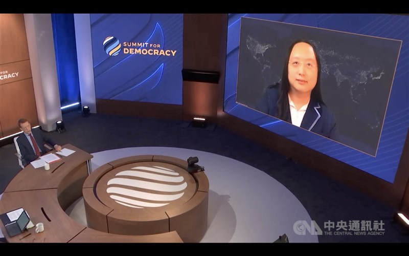 美國民主峰會進入第2天,行政院政務委員唐鳳10日在分組討論中分享「台灣模式」,呼籲各國效法台灣,信任人民、與民協力,並投資公民科技來強化民主。(取自民主峰會直播畫面)中央社記者徐薇婷華盛頓傳真 110年12月11日