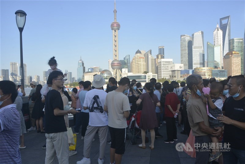 中國浙江上海等多地近期陸續傳出公務人員減薪的消息,港媒評論認為減薪反映經濟復甦力道趨緩,也有人指與「共同富裕」政策有關。圖為上海外灘觀景台。(中央社檔案照片)