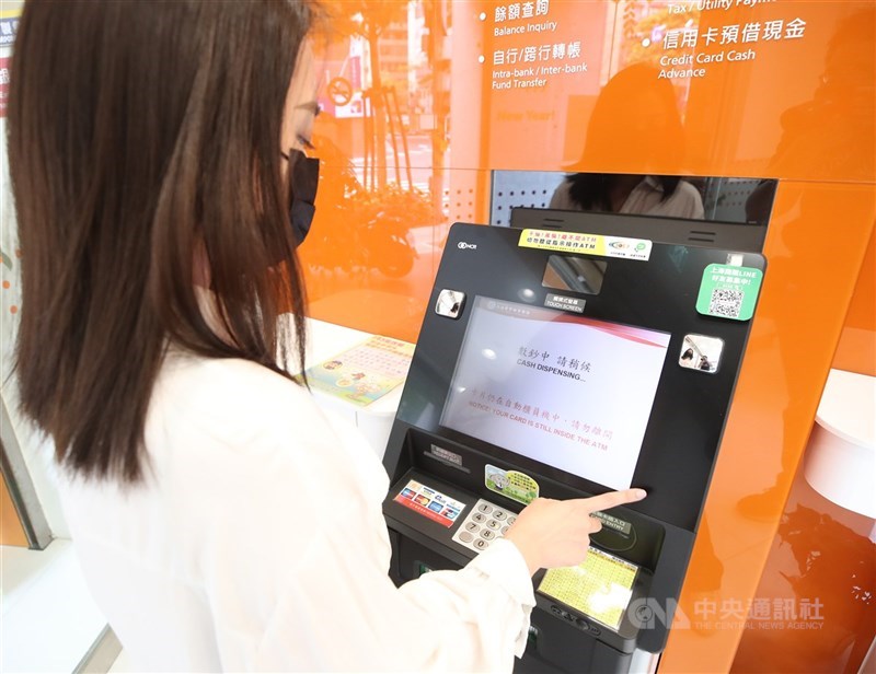 全台ATM11日下午因臨時性停機進行驗證檢測暫停機近半小時，財金公司表示目前已恢復正常。（中央社檔案照片）