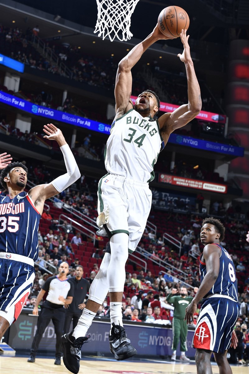 NBA密爾瓦基公鹿球星安特托昆博(中)10日率隊以123比114打敗休士頓火箭。(圖取自twitter.com/Giannis_An34)
