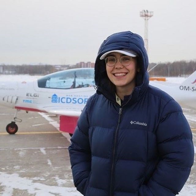 19歲飛行員羅瑟福德挑戰成為獨自駕駛飛機環繞全球的最年輕女性,她11日從俄羅斯飛抵亞洲行第一站韓國首爾,接著會前往台灣、菲律賓等地。(圖取自instagram.com/fly.zolo)