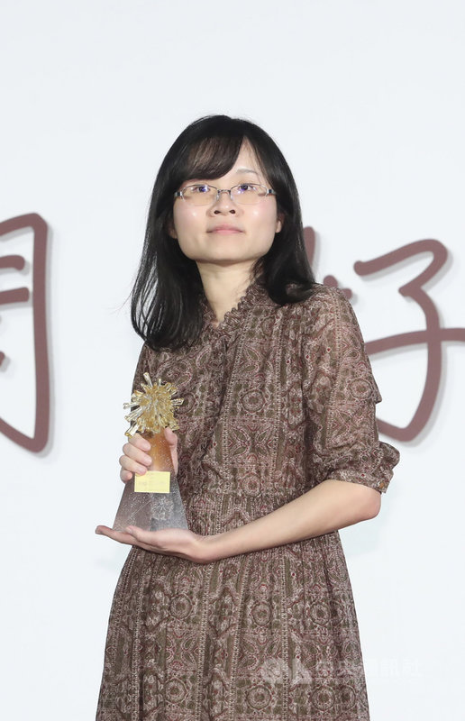 第42屆時報文學獎頒獎典禮11日下午在台北舉行,散文組首獎由創作者吳宣瑩以作品「負壓」獲獎。中央社記者吳家昇攝 110年12月11日