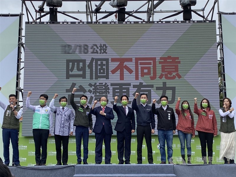 副總統賴清德(中)12日到新竹市公投宣講時強調,4項公投的結果牽涉環境安全、能源安全、民主安全及經濟安全,環環相扣,進而會影響台灣的國家安全,呼籲大家都要投下不同意票。中央社記者魯鋼駿攝 110年12月12日