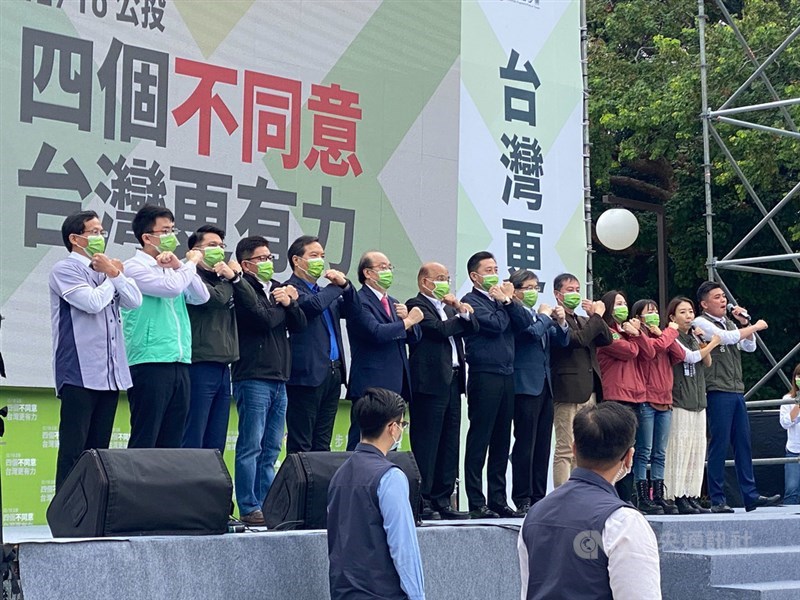 行政院長蘇貞昌（左7）12日出席新竹市公投說明會，向民眾細數政績，並批國民黨用各種形式阻擋台灣發展，甚至不讓他進入立法院報告，這次又要用公投來阻止國家進步，呼籲民眾12月18日投下「四個不同意」。中央社記者魯鋼駿攝 110年12月12日