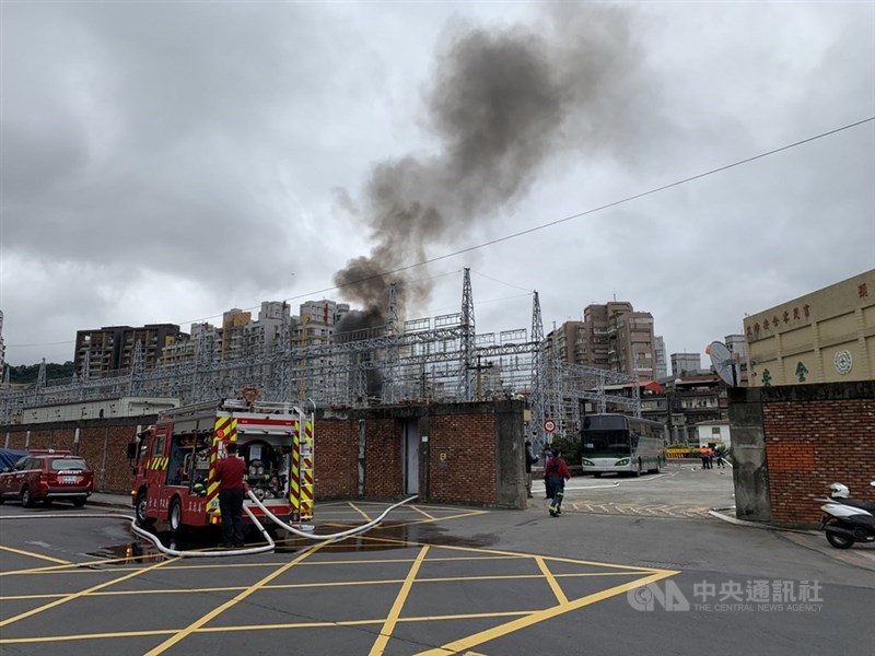台北市文山區萬隆一次變電所12日傳出爆炸聲，飄出黑煙，造成下游二次變電所跟著跳電，導致部分地區停電；目前持續搶修，正陸續復電中。中央社　110年12月12日