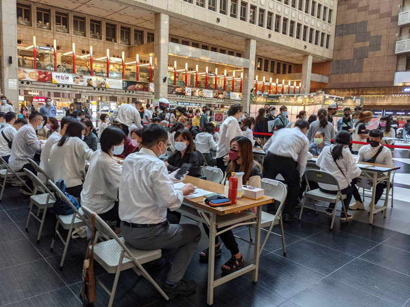 政府推動逾期停(居)留外來人口安心接種專案,並自5日起於台北火車站設立大型施打站,移民署12日晚間發布新聞稿表示,北車專案將延長至21日。(移民署提供)中央社記者黃麗芸傳真 110年12月12日
