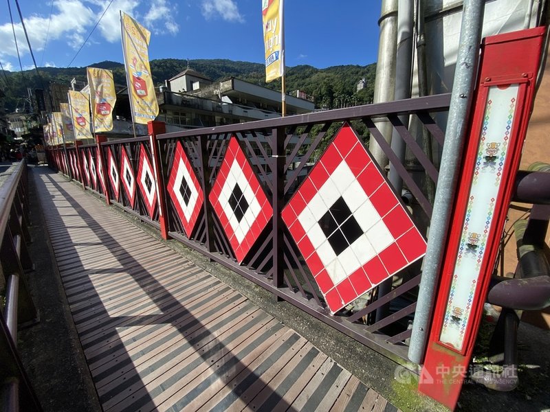 新北市烏來區溫泉季拉開序幕,12日有耶誕假日市集,充滿泰雅祖靈之眼「菱形圖騰」的橋梁,也掛滿宣傳布條希望遊客造訪。中央社記者黃旭昇新北攝 110年12月12日