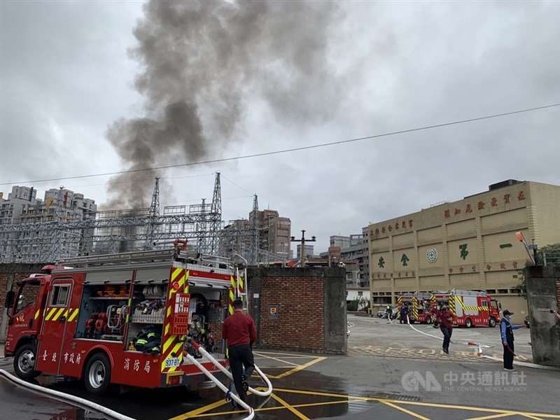 台電12日表示,台北市文山區萬隆一次變電所的5號組變壓器故障,造成下游二次變電所跟著跳電,由於現場冒出黑煙,警消獲報也到場馳援。中央社 110年12月12日