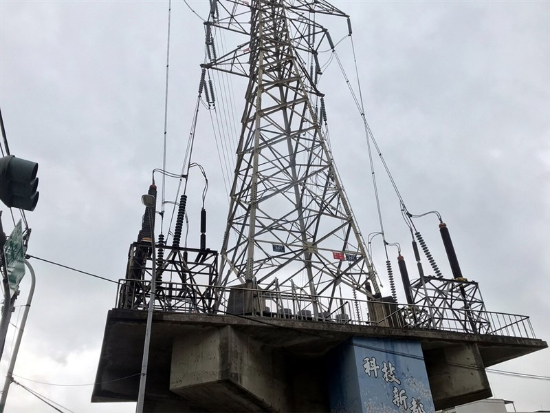 新北市中和區福祥路及橋和路口高壓電塔，12日上午傳出火警，冒出火花與黑煙，消防局出動搶救，已迅速撲滅並未延燒。（民眾提供）中央社記者黃旭昇新北傳真 110年12月12日