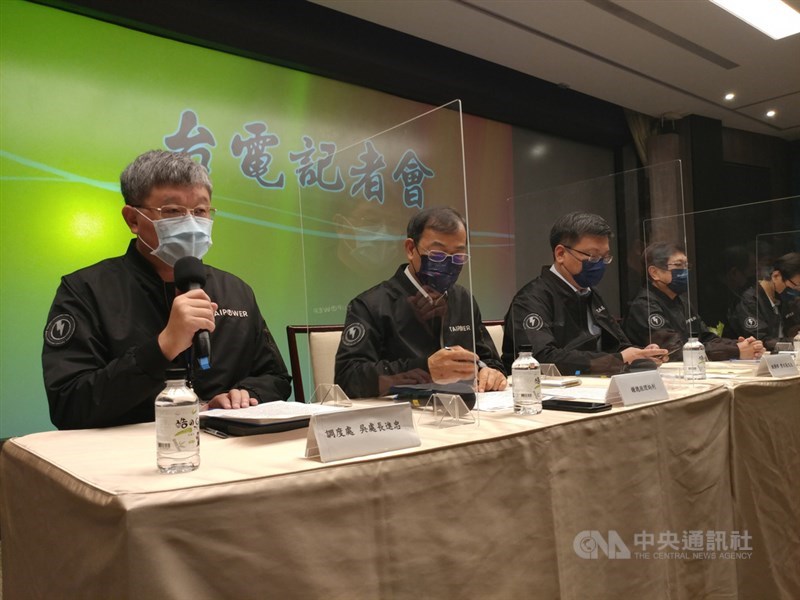 台北市文山區萬隆一次變電所12日上午5號組變壓器故障、冒煙,造成雙北地區逾30萬戶停電,經搶修已全數復電。台電下午召開記者會,調度處長吳進忠(左)說明。中央社記者施宗暉攝 110年12月12日