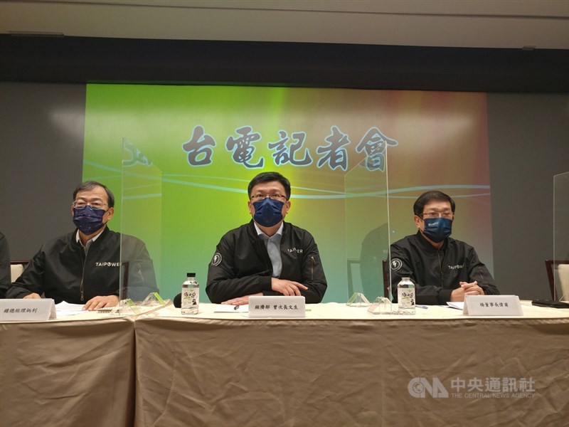 台北市文山區萬隆一次變電所的5號組變壓器12日上午故障、冒煙，造成雙北市部分地區停電，影響逾30萬戶，已全數復電。台電下午召開記者會說明，董事長楊偉甫（右）、總經理鍾炳利（左）與經濟部次長曾文生（中）出席。中央社記者施宗暉攝　110年12月12日