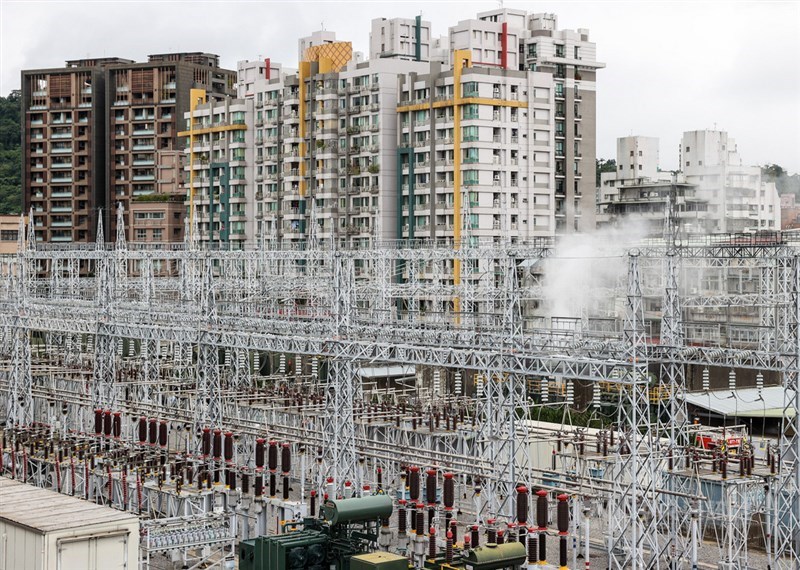受台電台北萬隆一次變電所設備故障起火影響，雙北市部分地區停電，影響戶數達30萬5418戶；台電表示，多數戶數皆已復電，並持續搶修中。中央社記者鄭清元攝　110年12月12日