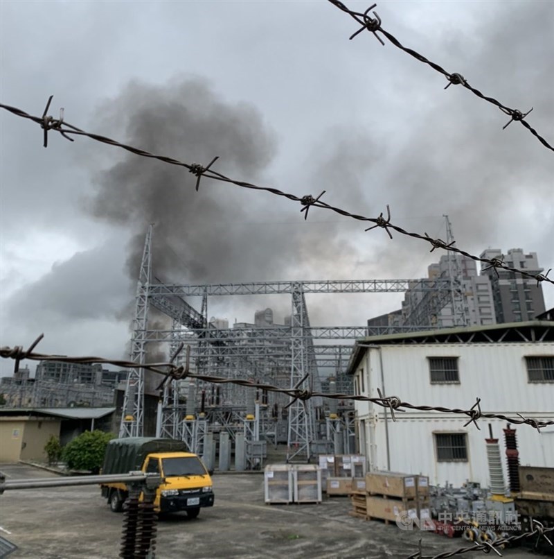 台北市文山區景隆街的台電變電所則傳出爆炸聲。中央社 110年12月12日