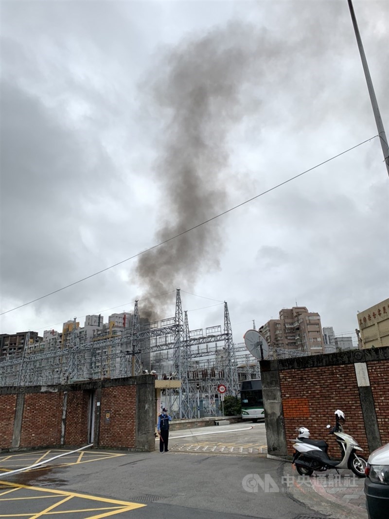台北市萬隆居民表示約上午9時40分聽到爆炸聲、屋內感受到震動，5分鐘後即有消防車抵達。中央社 110年12月12日