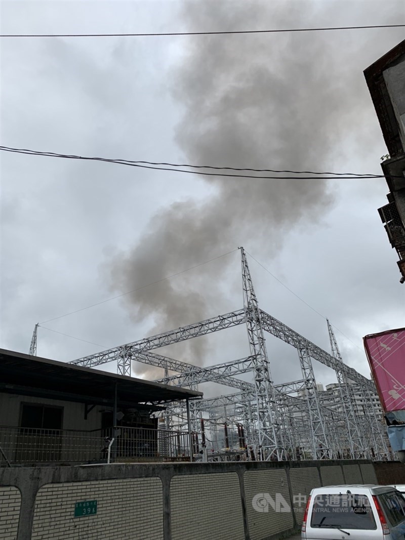 台北市文山區景隆街的台電變電所12日傳出爆炸聲、竄出黑煙。中央社 110年12月12日