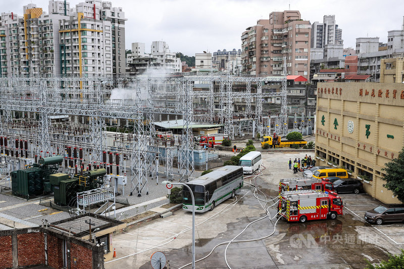 台北市文山區景隆街的萬隆變電所12日發生變電箱起火事故，現場黑煙伴隨火勢竄升，消防局獲報立即派遣人車到場撲滅火勢，這起事故也造成多處停電。中央社記者鄭清元攝  110年12月12日