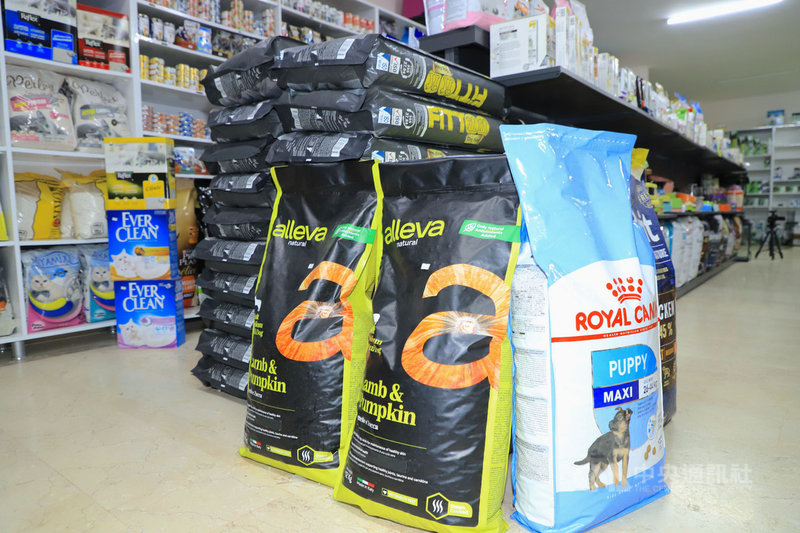 安卡拉寵物用品店的狗飼料,圖攝於8日。里拉崩跌、民眾荷包縮水之際,貓狗飼料一個月內大漲3波,衝擊毛小孩生存。中央社記者何宏儒安卡拉攝 110年12月12日