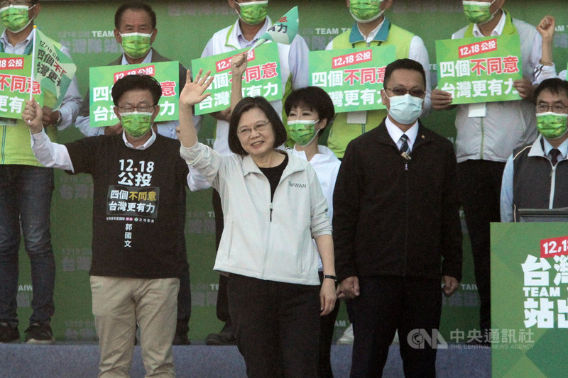 四大公投案18日將投票，民進黨12日下午在台南安平林默娘公園舉辦「4個不同意．台灣更有力」公投說明會，總統蔡英文（前）向現場民眾揮手致意。中央社記者楊思瑞攝 110年12月12日