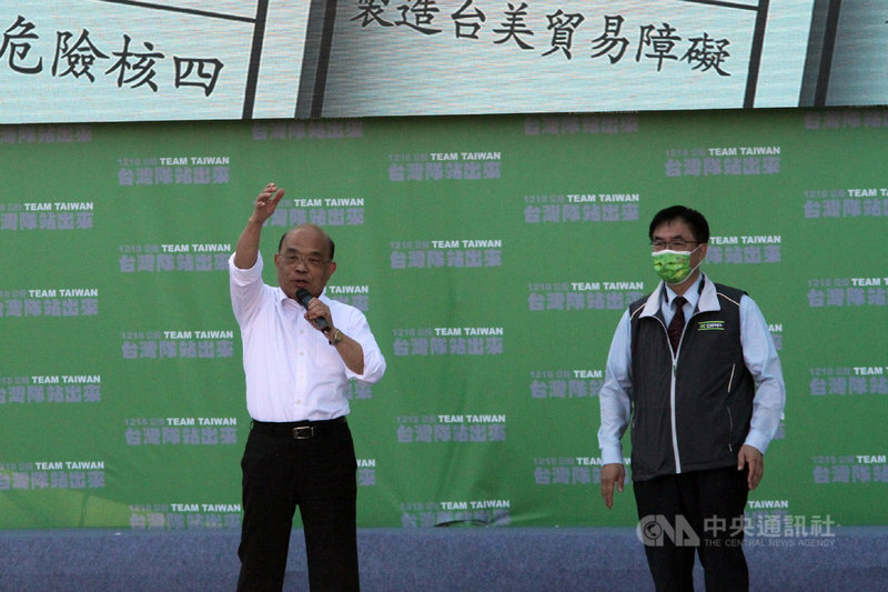 四大公投案18日將投票，民進黨12日下午在台南安平林默娘公園舉辦「4個不同意．台灣更有力」公投說明會，行政院長蘇貞昌（左）、台南市長黃偉哲（右）登台宣講。中央社記者楊思瑞攝 110年12月12日