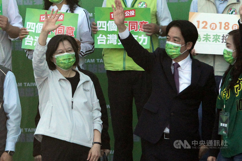 4大公投案18日將投票，民進黨12日下午在台南安平林默娘公園舉辦「4個不同意．台灣更有力」公投說明會，總統蔡英文（左1）、副總統賴清德（左2）同台，向現場民眾揮手致意。中央社記者楊思瑞攝 110年12月12日