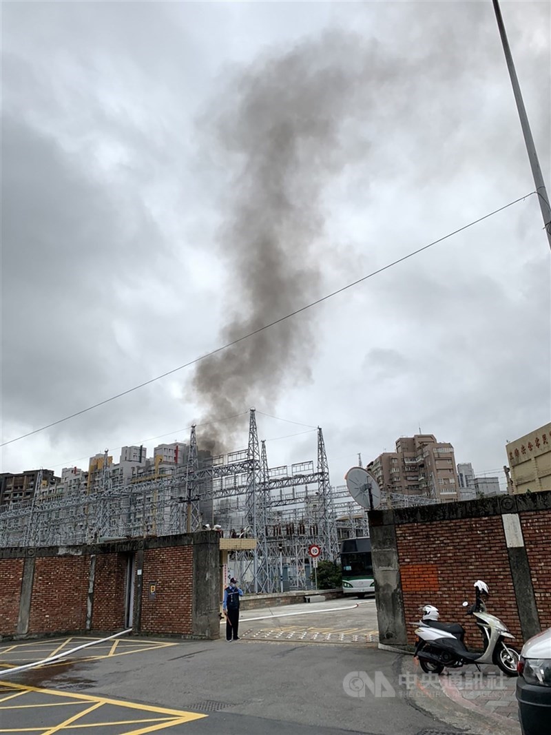 台北市文山區萬隆一次變電所的5號組變壓器故障、冒煙,造成下游二次變電所跟著跳電,導致新北市永和區、中和區、台北市文山區等多處發生停電。中央社 110年12月12日