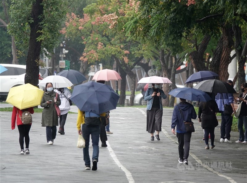 中央氣象局12日發布大雨特報，受東北風影響，基隆北海岸及台北市山區有局部大雨發生的機會。（中央社檔案照片）