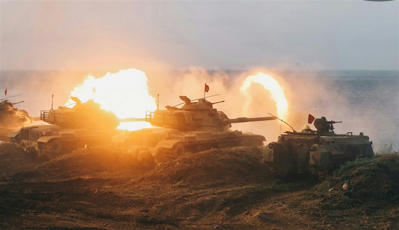 國防部近日評估中共攻台能力認為,美日基地鄰近監控,加上共軍現有正規海空運輸載具不足,共軍難以集中全力對台作戰。圖為9月15日漢光37號演習「聯合反登陸作戰操演」。(軍聞社提供)