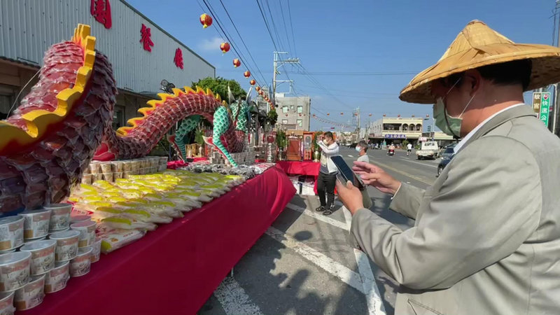 嘉義縣東石鄉永屯村永靈宮近日舉辦「三朝清醮大典」，當地信徒用千餘片烏魚子製作「烏魚子神龍」敬獻神明，吸引民眾駐足觀賞、拍照。（民眾提供）中央社記者蔡智明傳真 110年12月12日