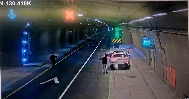 2輛自小客車11日凌晨違規停在蘇花改觀音隧道路肩,其中一名男子下車在主線車道跳舞,過程全被監視器錄下,警方獲報抵達時2車已離開,將依規定逕行舉發違規車輛所有人。(讀者提供)中央社記者王朝鈺傳真 110年12月12日