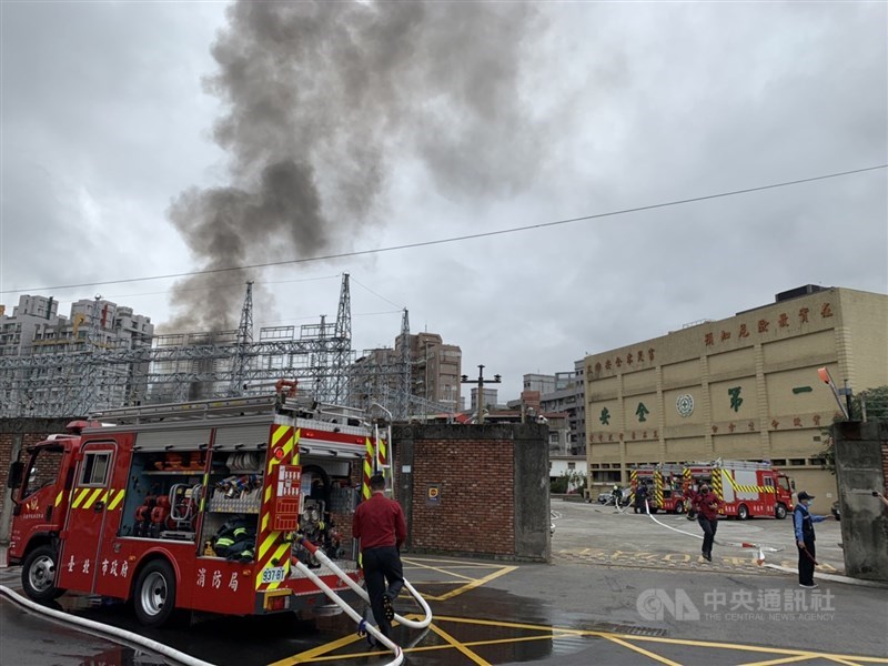 台電表示，台北萬隆一次變電所的5號組變壓器故障、冒煙，造成下游二次變電所跟著跳電。中央社 110年12月12日