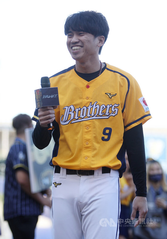 中職中信兄弟本季睽違11年奪下總冠軍,12日在台中市區舉行封王遊行,隊長王威晨直呼「感覺超棒」,他希望未來還可以再多幾次封王遊行。中央社記者張新偉攝 110年12月12日