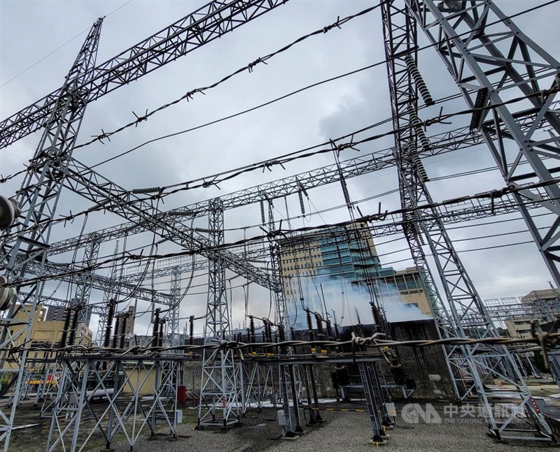 台北市文山區景隆街的萬隆變電所因變電箱起火,現場濃煙竄起,這起事故也造成部分地區停電。中央社記者鄭清元攝 110年12月12日