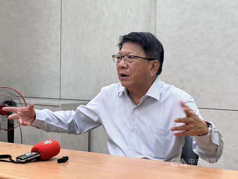 屏東縣長潘孟安12日公開表態,下屆屏東縣長接班人「唯一支持周春米」,引發議論。潘孟安(圖)13日表示,12日在演講場上,因任期即將結束,面對鄉親有感而發,希望把屏東價值「接棒」,而非「接班」,經過民主淬鍊,希望屏東價值能一棒接一棒傳下去。中央社記者李卉婷攝 110年12月13日