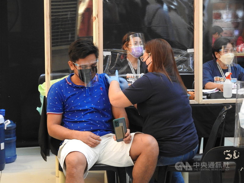 馬尼拉當局力衝COVID-19疫苗接種率,但遇上注射器供應短缺,菲律賓近日隱然出現注射器短缺危機。圖為菲律賓民眾接種疫苗,攝於10月15日。中央社記者陳妍君蘇比克灣攝 110年12月13日