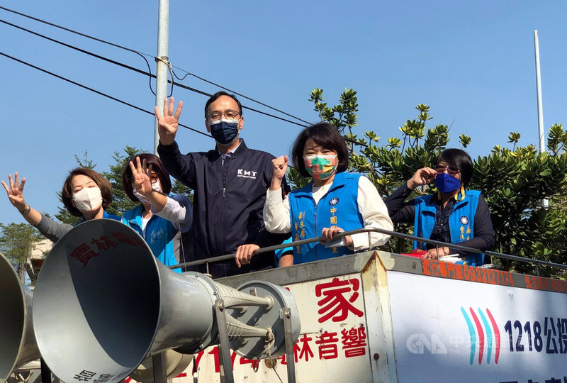 4大公投案18日投票,國民黨主席朱立倫(中)13日下午在嘉義市長黃敏惠(右2)等人陪同下,出席嘉義市公投車隊掃街活動,向民眾呼籲勇敢投出4個同意票。中央社記者黃國芳攝 110年12月13日