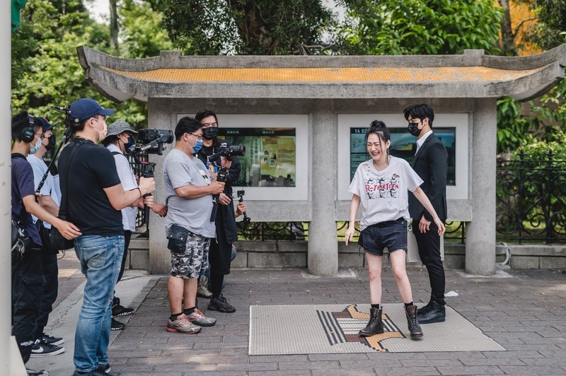 藝人小S徐熙娣（前右）新談話節目「熙娣想聊」即將開播，她也透露會有第2季，霸氣邀請好友提前排隊預約。（CATCHPLAY+提供）中央社記者葉冠吟傳真 110年12月13日