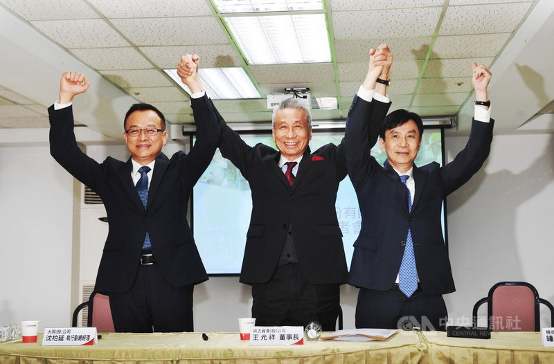 大同公司董事長盧明光、總經理何春盛13日雙雙請辭,三圓建設董事長王光祥(中)待21日董事會通過後,將接任大同董事長。王光祥表示,未來經營團隊有精英電腦董事長鍾依文(右)以及大同模範生大世科董事長沈柏延(左),盼讓大同成為百年創新後的新大同。中央社記者施宗暉攝 110年12月13日