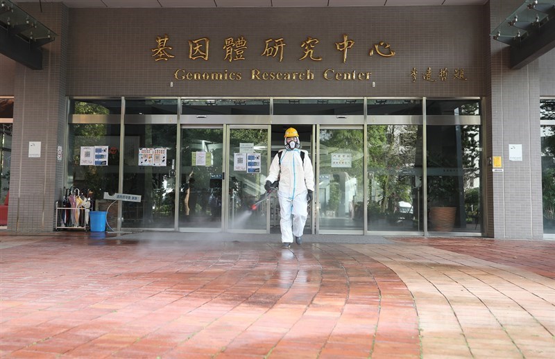 已離職中央研究院P3實驗室人員染疫事件最新調查發現，含個案在內的3名人員11月24日離開實驗室穿脫裝備，僅1人正確。圖為台北市環保局10日配合派員到中研院區加強消毒。（中央社檔案照片）