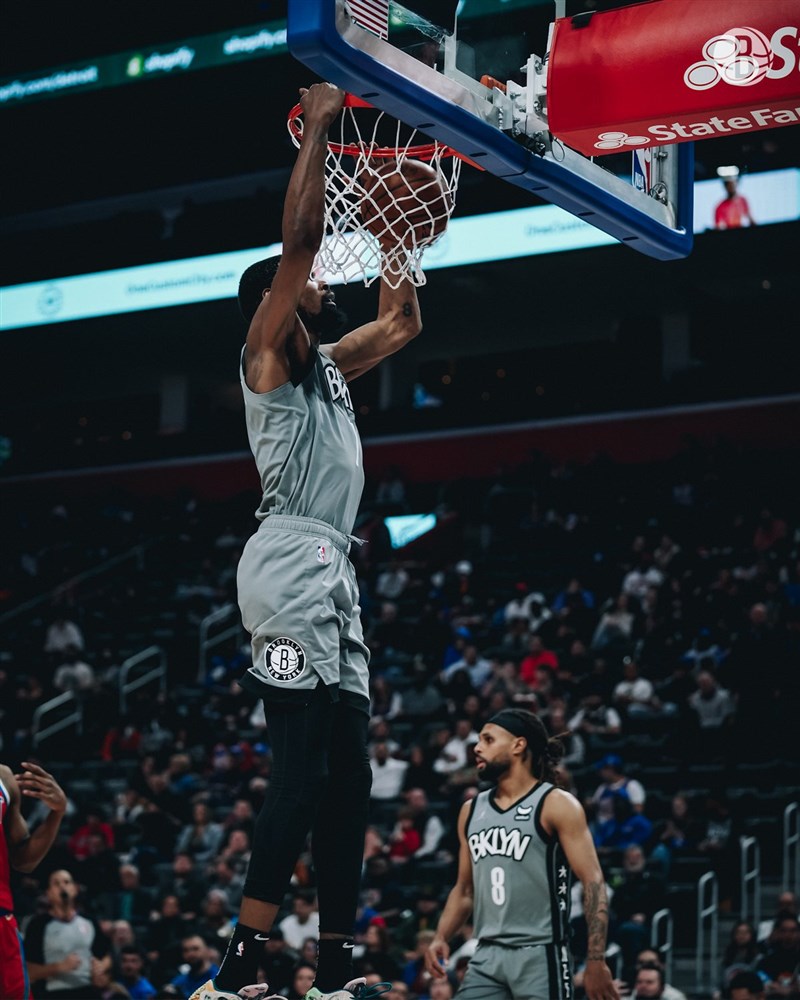 美國職籃NBA布魯克林籃網杜蘭特(前)12日狂轟51分。(圖取自twitter.com/BrooklynNets)