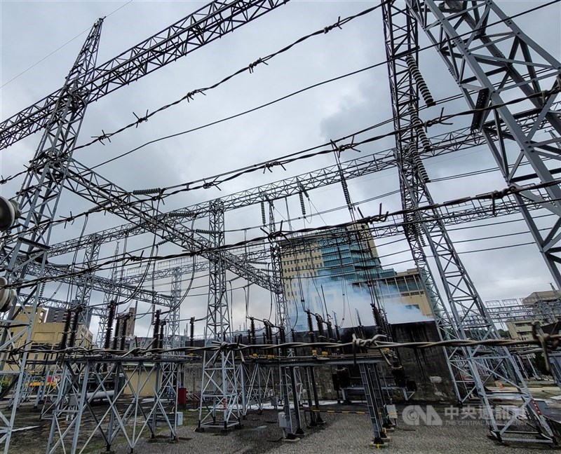 台北市文山區景隆街的萬隆變電所因變電箱起火，現場濃煙竄起，這起事故也造成部分地區停電。中央社記者鄭清元攝　110年12月12日