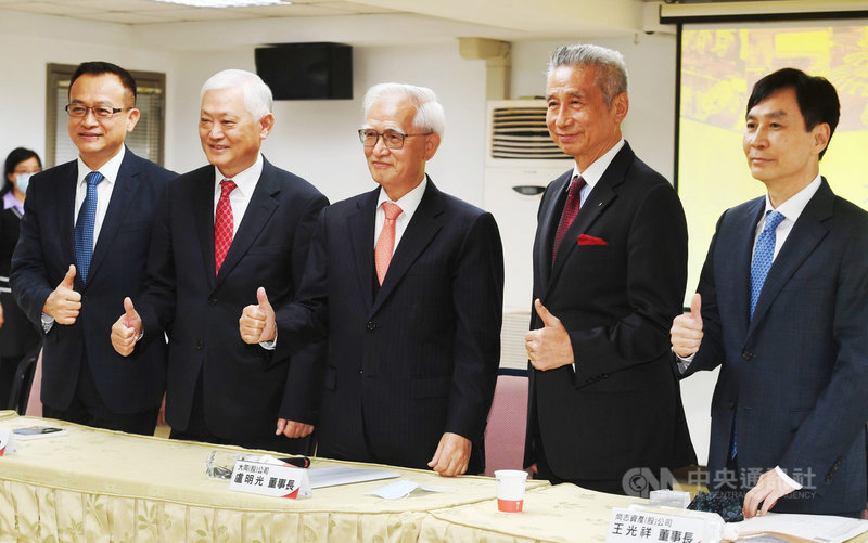 大同公司13日下午舉行臨時記者會,董事長盧明光(中)與董事王光祥(右2)、總經理何春盛(左2)、執行副總經理沈柏延(左)及精英電腦董事長鍾依文(右)一同出席;盧明光、何春盛在會中宣布請辭。中央社記者施宗暉攝 110年12月13日