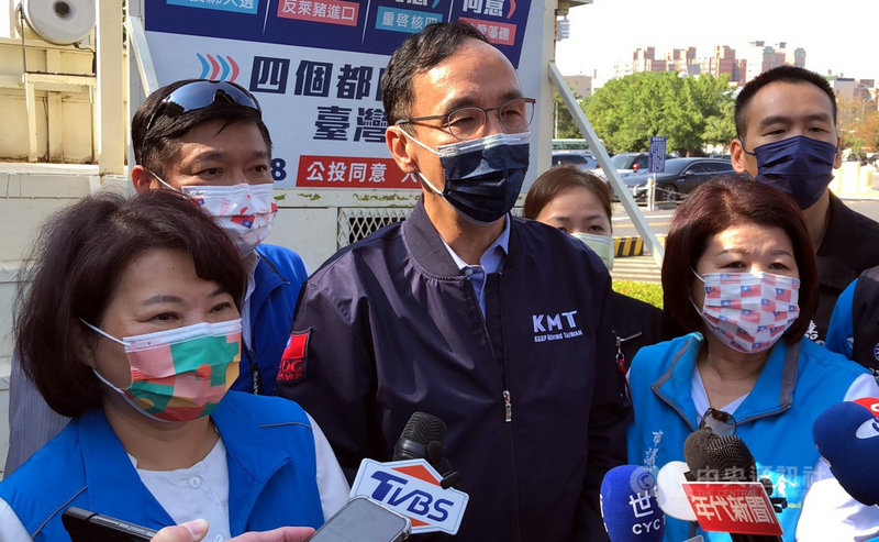國民黨主席朱立倫(前中)13日在副主席、嘉義市長黃敏惠(前左)等人陪同下,出席嘉義市公投車隊掃街活動,呼籲民眾18日一定要出來投公投票,這是台灣最重要的民主表現。中央社記者黃國芳攝 110年12月13日