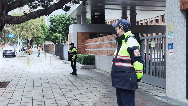 台北市警察局士林分局12日接獲轄內台北美國學校報案，指稱有名男子在網路社群發表對師生不利的言論，經查疑為校內男學生網路帳號遭駭，有多個國外IP登入跡象，警方已組專案小組擴大追查，13日也加派警力到校維安。（台北市警察局士林分局提供）中央社記者黃麗芸傳真 110年12月13日